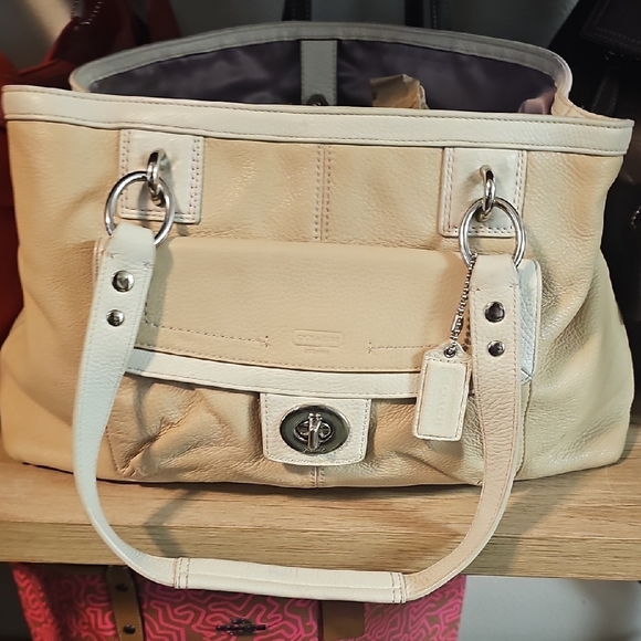 Coach Beige Leather Shoulder Bag 2012 Like New - Picture 5 of 5